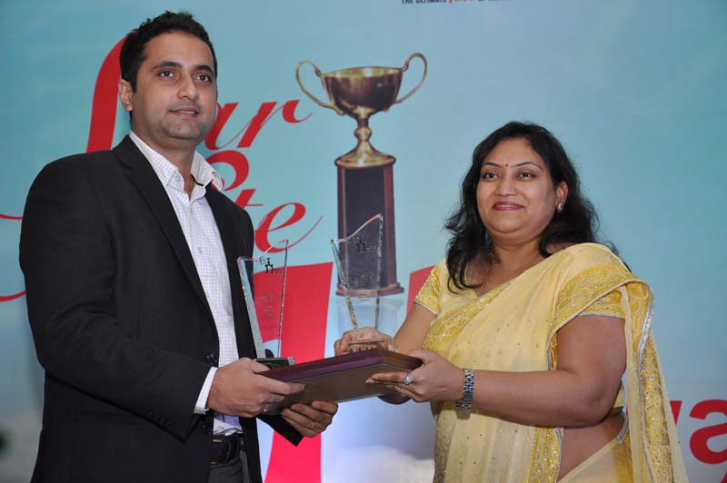 Ms. S.Mohini Ratna,Editor-VAR INDIA giving away award to CISCO